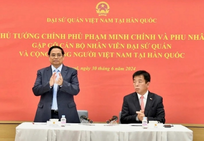 Thủ tướng Phạm Minh Chính gặp gỡ cán bộ, nhân viên Đại sứ quán, cộng đồng người Việt Nam tại Hàn Quốc