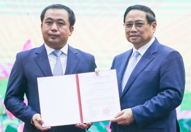 Thủ tướng trao quyết định bổ nhiệm quyền Bộ trưởng Nông nghiệp và Môi trường