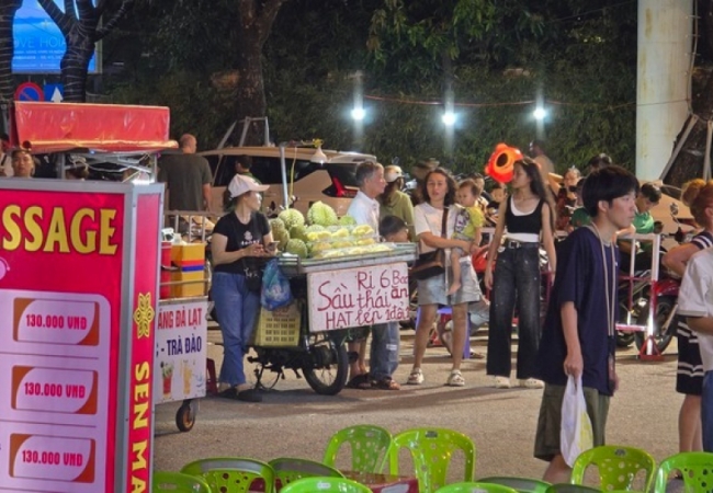Bát nháo hàng rong tại chợ đêm du lịch lớn nhất Đà Nẵng