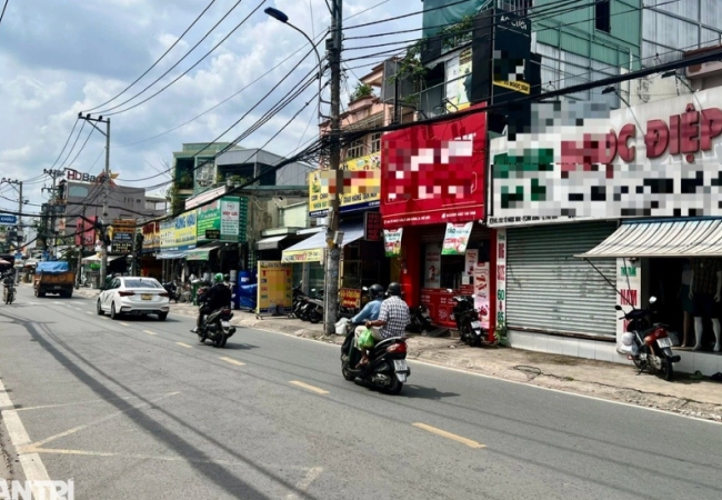 Hai người đàn ông cầm gậy đuổi đánh nhau trên đường ở TPHCM