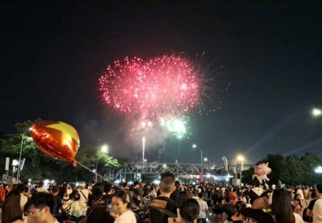 Hàng vạn người "quây kín" sân vận động Mỹ Đình trong đêm pháo hoa rực rỡ