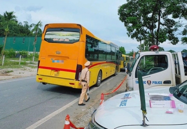 Người dân tố 2 xe khách chở quá 23 người, CSGT xử phạt 140 triệu đồng