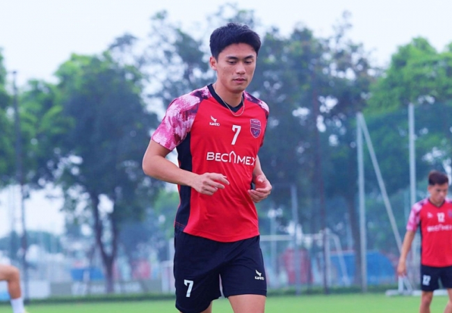 Tiền đạo ĐT Việt Nam: Cao 1m80, thi đấu chuy&ecirc;n nghiệp từ năm 17 tuổi