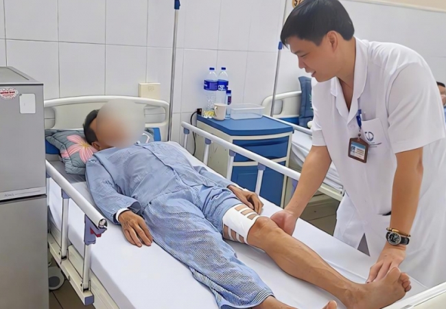 Bỗng nhi&ecirc;n đau buốt cẳng ch&acirc;n, t&ecirc; lạnh, mất cảm gi&aacute;c vận động