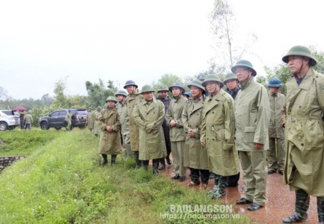 Đồng chí Bí thư Tỉnh ủy kiểm tra công tác ứng phó với cơn bão số 3 tại huyện Lộc Bình