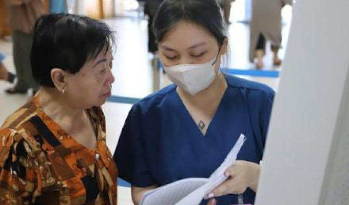 Tăng mạnh phụ cấp, tạo động lực giữ ch&acirc;n nh&acirc;n vi&ecirc;n y tế
