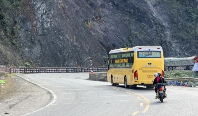 Cục CSGT bắt đầu khảo s&aacute;t xe giường nằm 2 tầng chạy tr&ecirc;n cung đường đồi n&uacute;i