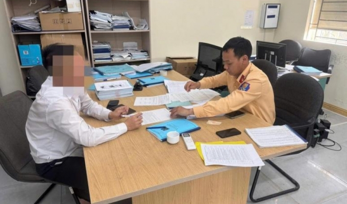 T&agrave;i xế xe kh&aacute;ch bị phạt 5 triệu đồng v&igrave; đi kh&ocirc;ng đ&uacute;ng l&agrave;n đường cao tốc