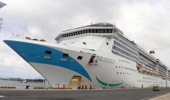 T&agrave;u biển Adora Mediterranea chở hơn 2.200 người cập cảng Cam Ranh