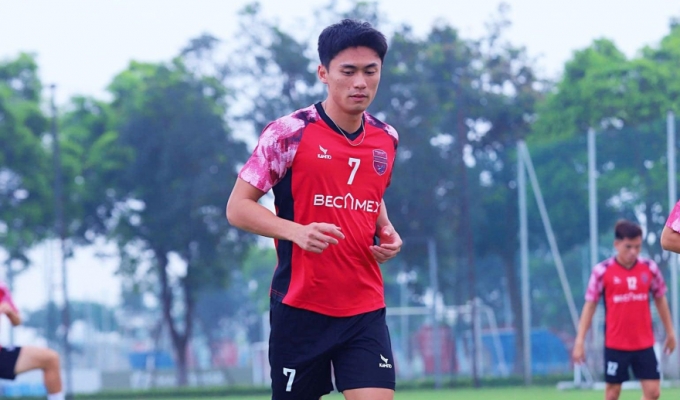 Tiền đạo ĐT Việt Nam: Cao 1m80, thi đấu chuy&ecirc;n nghiệp từ năm 17 tuổi