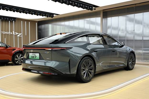 Mẫu sedan thuần điện mới của Toyota sẽ cạnh tranh với Tesla Model S - 2