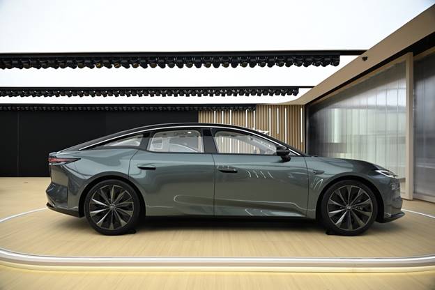 Mẫu sedan thuần điện mới của Toyota sẽ cạnh tranh với Tesla Model S - 3
