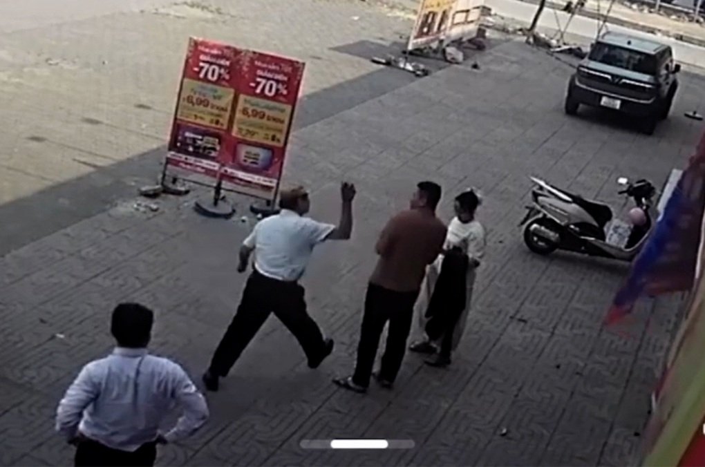 Công an mời tài xế taxi dùng gạch tấn công vợ chồng hành khách đến làm việc  - Báo và Phát thanh, Truyền hình Lạng Sơn