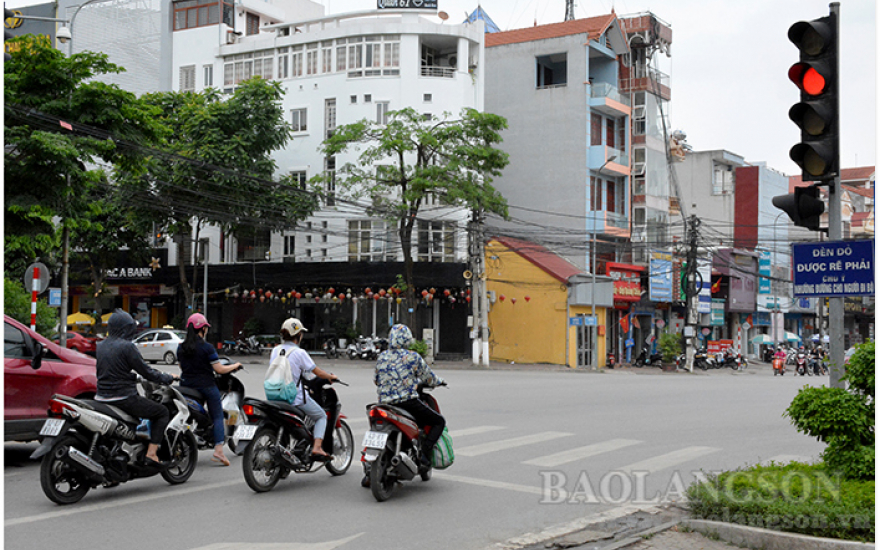 Ý thức chấp hành luôn là một yếu tố quan trọng đối với sự an toàn và trật tự xã hội. Hãy cùng xem những hình ảnh về những người đang chấp hành quy định để đảm bảo giao thông an toàn và đáp ứng nhu cầu xã hội.