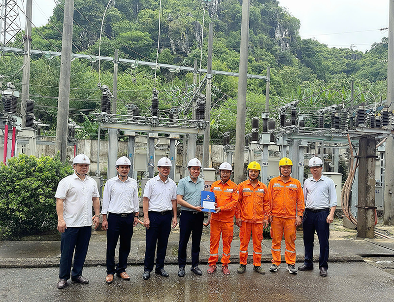 A group of people in hard hats standing on a street

Description automatically generated