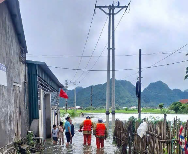 People walking through a flooded street

Description automatically generated