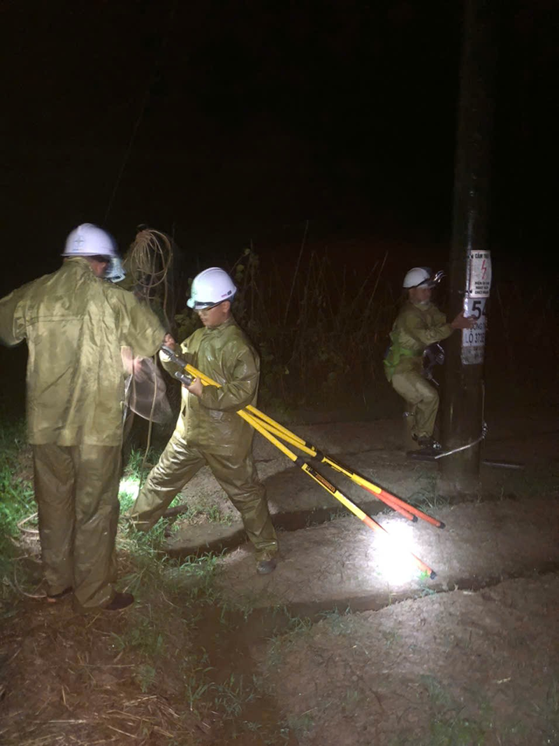 A group of men wearing hard hats and holding poles

Description automatically generated